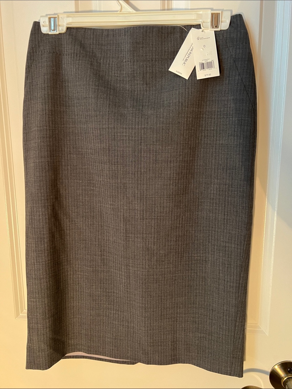Banana Republic Classic Gray Pencil Skirt NWT MSRP $79. Size 0. 92% Wool